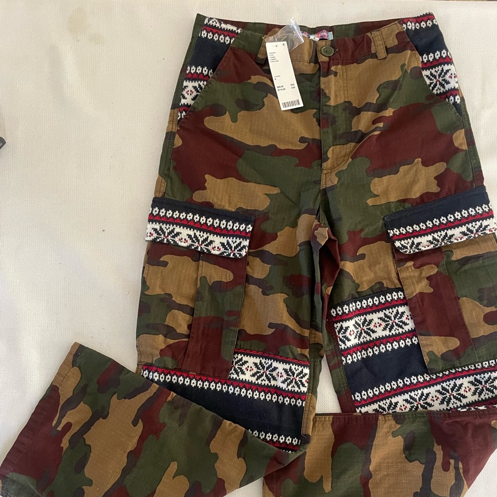 Urban Outfitters size 6 Women green brown cargo camo print Mountaineering Pants